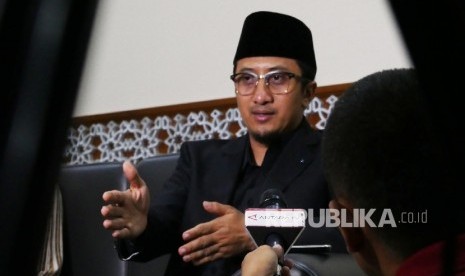 Dewan Pembina PPPA Daarul Quran Yusuf Mansur memberikan keterangan pers usai mengisi acara kajian bulanan Daarul Quran di masjid Istiqlal Jakarta, Ahad (24/4). (Republika/Darmawan)