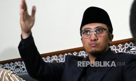 Dewan Pembina PPPA Daarul Quran Yusuf Mansur memberikan keterangan pers usai mengisi acara kajian bulanan Daarul Quran di masjid Istiqlal Jakarta, Ahad (24/4). (Republika/Darmawan)