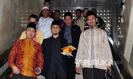 Dewan Pembina PPPA Daarul Quran Yusuf Mansur (tengah) menuruni tangga usai mengisi acara kajian bulanan Daarul Quran di masjid Istiqlal Jakarta, Ahad (24/4).(Republika/Darmawan)