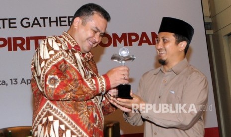 Dewan Pembina PPPA Darul Quran Yusuf Mansyur (kanan) memberikan cinderamata kepada Chief Syariah Banking CIMB Niaga Pandji P Djajanegara (Ilustrasi)