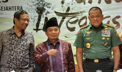 Dewan Pengarah UKP PIP Mahfud MD (kiri) berbincang dengan Ketua Fraksi PKS Jazuli Juwaini (tengah) dan Panglima TNI Jenderal Gatot Nurmantyo sebelum menyampaikan materi pada kegiatan diskusi yang digelar oleh Fraksi PKS DPR di Kompleks Parlemen Senayan, Jakarta, Rabu (27/9). 