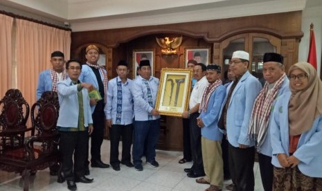 Dewan Pengurus Pusat Badan Komunikasi Pemuda Remaja Masjid Indonesia (DPP BKPRMI) memberikan bantuan berupa  Alquran kepada pemuda masjid di 20 masjid di Phnom penh, Kamboja, Rabu (8/5).