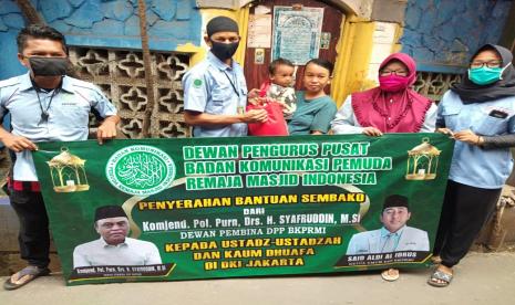 Dewan Pengurus Pusat Badan Komunikasi Remaja Mesjid Indonesia (DPP BKPRMI) memberikan bantuan 2.000 paket sembako kepada ustadz dan ustadzah di wilajah DKI Jakarta, Banten dan Jawa Barat. Sabtu (25/4) 