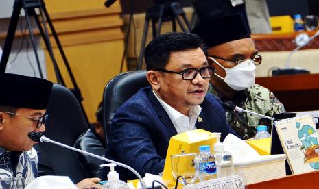 Ace Hasan Nilai Kenaikan Biaya Haji 2023 Diperlukan, Namun Tetap Bisa Dijangkau . Foto: Dewan Perwakilan Rakyat (DPR) melalui Wakil Ketua Komisi VIII DPR RI, Ace Hasan Syadzily meminta pemerintah untuk melakukan pemutakhiran data penerima bantuan sosial (Bansos). Menurut dia, masih ada kendala dalam penyaluran bantuan langsung tunai (BLT) bahan bakar minyak (BBM) kepada para keluarga penerima manfaat