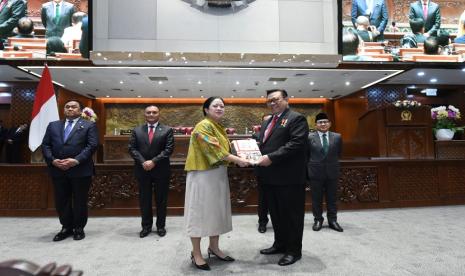 Dewan Perwakilan Rakyat Republik Indonesia (DPR RI) hari ini genap berusia 78 tahun. Ketua DPR RI Puan Maharani bersama dengan Ketua DPR RI Ke-16 Agung Laksono dalam Rapat Paripurna HUT ke-78 DPR digelar di Gedung Nusantara, Kompleks Parlemen, Senayan, Jakarta, pada Selasa (29/8/2023). 