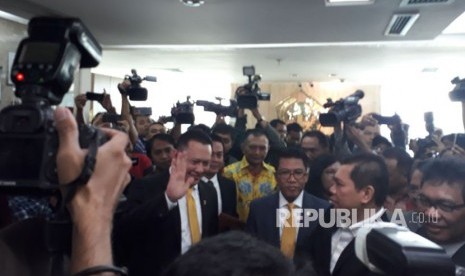 Dewan Pimpinan Pusat Partai Golkar yang dipimpin Ketua Umum Partai Golkar Airlangga Hartarto resmi mengumumkan Bambang Soesatyo sebagai Ketua DPR menggantikan Setya Novanto di Ruang Fraksi Partai Golkar, Kompleks Parlemen, Senayan, Jakarta pada Senin (15/1).