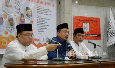 Dewan Syura Majelis Pelayan Jakarta (MPJ) Bachtiar Nasir (tengah).