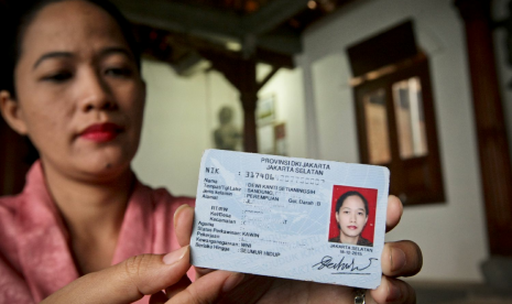 Dewi Kanti Setianingsih, a Sunda Wiwitan believer shows her ID card with religion column left empty.