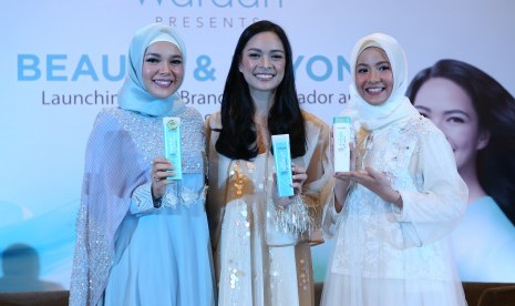 Dewi Sandra (kiri), Mesty Ariotedjo (tengah), dan Natasha Rizky (kanan) saat peluncuran sampo terbaru dari Wardah.