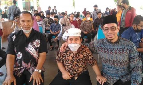 Dhafa Hudaya (tengah) mampu menghafal Alquran meski seorang disabilitas mata 