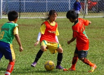 Dhanielle Daphne (kiri) satu-satunya anak perempuan yang mengikuti seleksi tim nasional U-12 di Lapangan C Senayan, Jakarta, Selasa (6/3). PSSI akan menjaring sekitar 25 pemain untuk mengikuti pemusatan latihan sebelum diseleksi kembali menjadi 18 pemain y