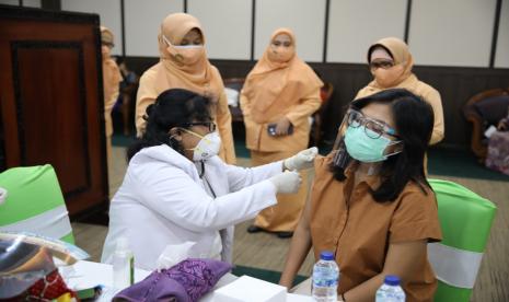 Dharma Wanita Persatuan (DWP) Kementerian Desa, Pembangunan Daerah Tertinggal dan Transmigrasi (Kemendes PDTT) mengikuti peringatan hari ulang tahun (HUT) ke-21 di Opperational Room Kantor Kemendes PDTT, Senin (7/12).