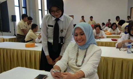 Dharma Wanita Persatuan Kementerian Pertahanan (Kemenhan) menggelar pelatihan penggunaan teknologi informasi dalam rangka meningkatkan kemandirian wanita di Pusat Data dan Informasi (Pusdatin) Kementerian Pertahanan RI, Pondok Labu, Jakarta Selatan, Senin (4/12).