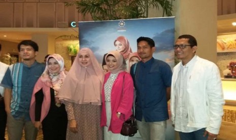 Dhoni Ramadhan (kanan) bersama para aktor dan aktris pendukung film 