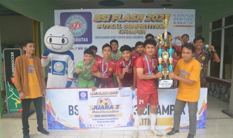 Di acara puncak kompetisi futsal BSI Flash 2023, SMK Pamor Cikampek meraih juara 3 setelah menang melawan SMK Jayabeka dengan skor 2-0. Tri Yulianto, Kapten Tim SMK Pamor Cikampek merasa bangga atas gelar juara 3 yang diraihnya bersama tim.