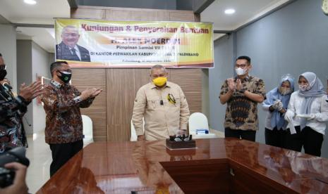 Di akhir rangkaian kegiatan penyerahan Bantuan Berupa Rapid Test Diagnostic untuk Para Atlet dan Masyarakat Kabupaten Musi Banyuasin di Halaman Mess Perwakilan Musi Banyuasin di Palembang tampak Pimpinan Komisi VII DPR RI Alex Noerdin mendapatkan surprise pemberian kue ulang tahun di usianya yang ke-70. 