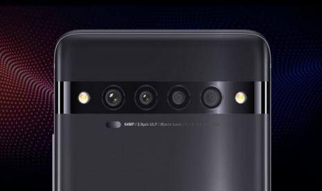 Di bagian belakang, perangkat TCL 10 Pro menawarkan quad camera