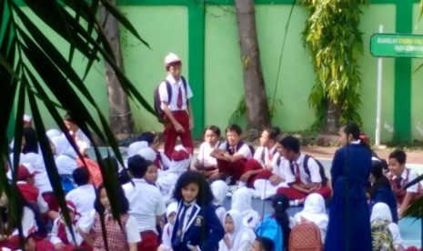 Di bawah pengawasan guru, peserta didik baru di salah satu SMP di Jakarta Timur menjalani masa pengenalan sekolah dengan bimbingan pengurus OSIS. (Ilustrasi)