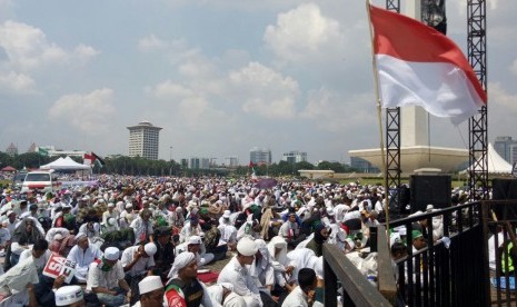 (Ilustrasi) Di bawah terik matahari, ratusan ribu peserta Aksi Bela Palestina melaksanakan shalat Jumat berjamaah di area Monas, Jakarta Pusat, Jumat (11/5).