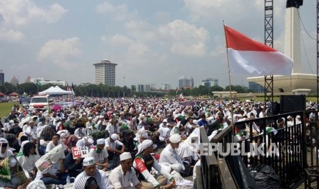 Di bawah terik matahari ratusan ribu peserta Aksi solidaritas 'Indonesia Bebaskan Al Quds' melaksanakan shalat Jumat berjamaah di area Monas, Jakarta Pusat, Jumat (11/5).