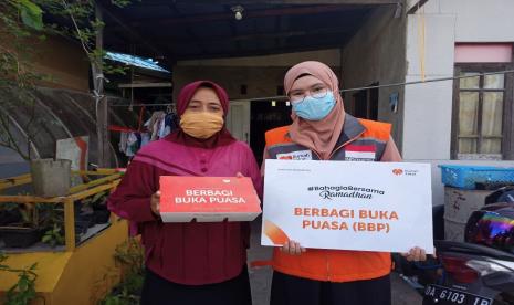 Di bulan Ramadhan tahun ini, Rumah Zakat kembali melakukan kegiatan berbagi dengan sesama. Kali ini, melalui program Berbagi Buka Puasa (BBP), Rumah Zakat membagikan 200 paket makanan kepada warga di Kelurahan Sungai Miai, Banjarmasin.