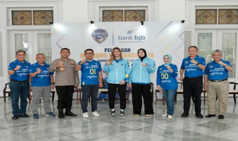 Di dalam foto: Ridwan Kamil (Gubernur Jawa Barat), Atalia Praratya (Bunda Pembina Tim Voli Putri Bandung BJB Tandamata), Asep Sukmana (Kepala Dinas Pemuda dan Olahraga Jawa Barat), Brigjen Pol Bariza Sulfi (Wakapolda Jawa Barat), Farid Rahman (Komisaris Utama Independen Bank BJB), Ruddy Renaldi (Direktur Utama BAnk BJB), Tedi Setiawan (Direktur Operasional Bank BJB), beserja jajaran serta seluruh Tim Voli Putri Bandung BJB Tandamata bersama official.