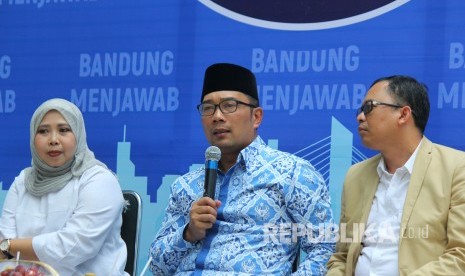 Di dampingi Ketua KPU Kota Bandung Rifqi Alimubarok (kanan) dan Ketua Panwaslu Kota Bandung Farhatun Fauziah (kedua kiri), Wali Kota Bandung Ridwan Kamil menjelaskan kesiapan pilkada serentak di Kota Bandung pada acara Bandung Menjawab, di Taman Balai Kota, Selasa (26/6).