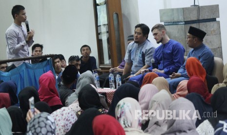 Di dampingi Wali Kota Bandung Ridwan Kamil (kanan) Hafiz muda asal Amerika Fatih Seferagic berdialog dengan mahasiswa di Masjid Unisba, Kota Bandung, Jumat (17/11).