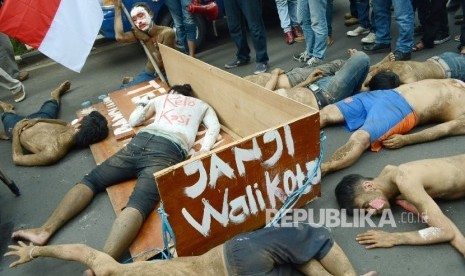 Di depan Balai Kota Bandung, puluhan pedagang kaki lima (PKL) berunjuk rasa terkait kebijakan relokasi, Senin (21/3).