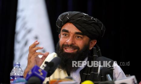  Di depan bendera Taliban, juru bicara Taliban Zabihullah Mujahid berbicara pada konferensi pers pertamanya, di Kabul, Afghanistan, Selasa, 17 Agustus 2021. 