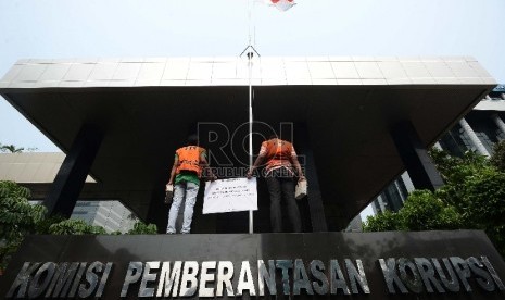 Aksi demo menolak Revisi UU KPK di depan Gedung KPK, Jakarta, Kamis (8/10).