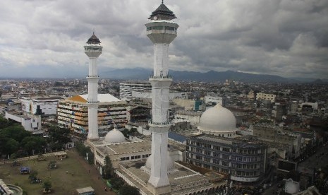 Di depan Masjid Raya Bandung, Taman Alun-Alun berada.