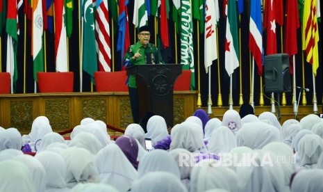 Di depan ribuan peserta seminar yang datang dari berbagai daerah di Indonesia, Wakil Gubernur Jabar Deddy Mizwar memberikan sambutan pada Muktamar XI Seminar dan Lokakarya Nasional Wanita Islam, di Gedung Merdeka, Kota Bandung. 