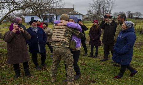 Di desa Vavylove, seorang prajurit Ukraina memeluk ibunya setelah dipersatukan kembali untuk pertama kalinya sejak pasukan Rusia menarik diri dari wilayah Kherson, Ukraina selatan, Minggu, 13 November 2022. Perebutan kembali Kherson oleh Ukraina merupakan kemunduran yang signifikan bagi Kremlin dan itu terjadi sekitar enam minggu setelah Presiden Rusia Vladimir Putin menganeksasi wilayah Kherson dan tiga provinsi lain di Ukraina selatan dan timur — yang melanggar hukum internasional — dan menyatakannya sebagai wilayah Rusia.