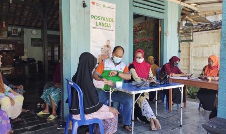 Di hari ke-10 Ramadhan, Rumah Zakat dan UPZ PermataBank Syariah tetap menggulirkan program Posyandu Lansia di Desa Berdaya Manggungsari, Kecamatan Weleri, Kabupaten Kendal, Jawa Tengah. Kegiatan yang rutin dilaksanakan tiap bulannya ini sangat dinanti-nanti  para lansia, sehingga dibulan puasa tetap dilaksanakan.