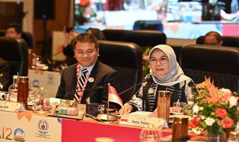 Di hari pertama Summit, Ketua BPK Dr. Isma Yatun, menyampaikan penghargaan kepada SAI India atas penyelenggaraan Summit SAI20. 