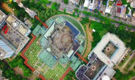 Di Indonesia, keberadaan masjid dan  bentuk atapnya tidak terlepas dari keberadaan kerajaan Islam atau kesultanan.