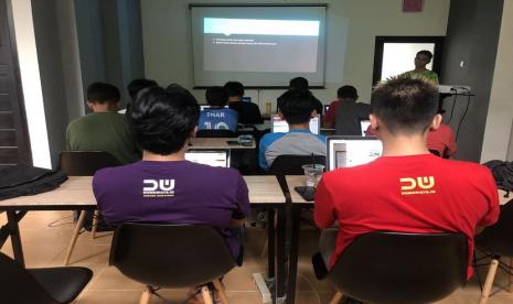 Di Indonesia meski coding belum menjadi mata pelajaran wajib untuk siswa di sekolah, pemerintah sudah mulai menyelenggarakan sekolah coding gratis. Sebut saja program Coding Mum dari Kemenparekraf, ataupun program pengkodingan lainnya yang diselenggarakan Kemnedikbudristek.