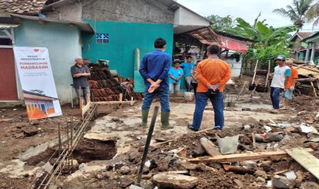 Di iringi cuaca yang sangat bersahabat karena sebelumnya sudah beberapa hari hujan melanda, Kamis 10 Februari 2022 seremoni peletakan batu pertama tanda dimulainya pembangunan Madrasah Al Mutathahhirin dilaksanakan. 