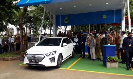 Di Jabar, berbagai program yang mengarah pada green energy terus digenjot. Salah satunya, mewajibkan kendaraan dinas menggunakan mobil dan motor listrik.