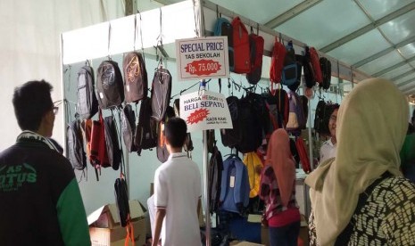 Di Jakbook Ikapi 2015, para pengunjung bisa membeli tas dengan harga murah dan sepatu berhadiah kaos kaki.