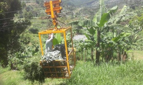 Di Kampung Gandok, Desa Suntenjaya, Kabupaten Bandung Barat, para petani mempunyai fasilitas umum kereta gantung gondola untuk menarik hasil pertanian sayuran yang berada di bukit Kereta di wilayah Perhutani, Jumat (29/3).