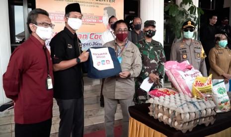 Di Kantor Wali Kota Balikpapan, Pertamina Grup di Kota Balikpapan memberikan secara simbolis bantuan penanggulangan Covid-19 kepada Wali Kota Balikpapan, Rizal Effendi senilai total Rp 2 miliar.