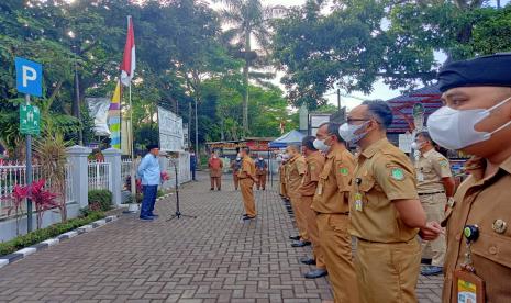  Di Kota Sukabumi misalnya digulirkan layanan Moci Legit yakni layanan administrasi kependudukan masyarakat Kota Sukabumi cepat, terintegrasi, lebih mudah, gratis, dan terpercaya.