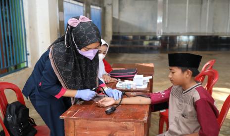 Di Lampung, kelompok sukarelawan yang merupakan santri-santri setempat menggelar kegiatan festival santri sekaligus cek kesehatan di Ponpes Husnul Amal, Kecamatan Kota Bumi, Kabupaten Lampung Utara, Provinsi Lampung.