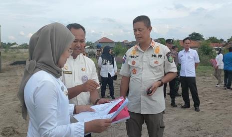 Di lokasi usaha PT Berdua Multi Niaga, di Kecamatan Patrol, Bupati Nina Agustina dan tim penegakan Perda yang dipimpin Kasat Pol PP dan Damkar Kabupaten Indramayu, Teguh Budiarso, langsung melakukan pengecekan surat perizinan melakukan usaha PT tersebut.