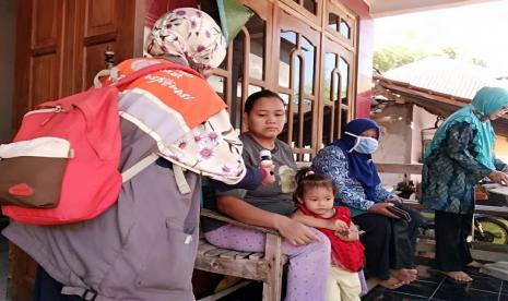 Di masa pandemi Covid-19, Relawan Rumah Zakat tetap melaksanakan kegiatan pembinaan salah satunya dengan mengadakan Posyandu Balita secara door to door. 