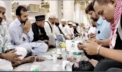 Di Masjid Nabawi, Madinah Al Munawarah, Muslim dari berbagai negara berbuka puasa pada hari Asyura yang jatuh pada Senin, 8 Agustus. Di Masjid Rasulullah itu, ajang buka puasa sunah yang kerap terselenggara pada setiap Senin dan Kamis menjadi lebih semarak. 