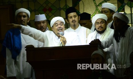 Di Masjid Pusdai, Kota Bandung, Habib Rizieq Shihab hadir di depan massa usai diperiksa di Mapolda Jabar, Senin (13/2).