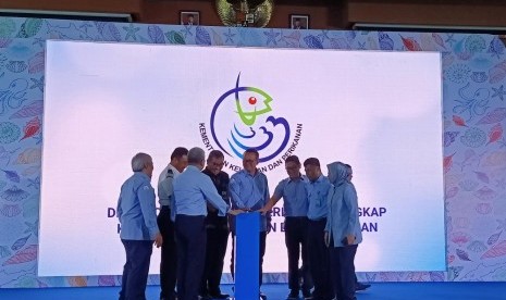 Di penghujung 2019, pemerintah melakukan terobosan dalam hal penyederhanaan dan peningkatan pelayanan perizinan usaha perikanan melalui Sistem Informasi Izin Layanan Cepat atau disingkat 